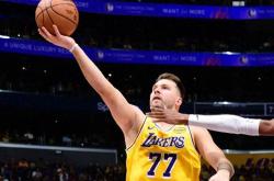 包含亚洲杯半决赛爆出冷门！明尼苏达森林狼绝杀纽约尼克斯，争冠形势突变的词条